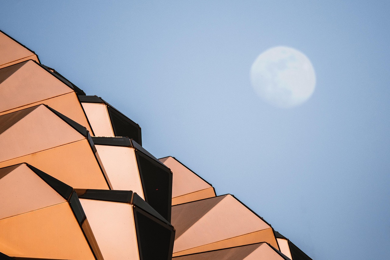 Prisma Pirâmide: Diferenças, Fórmulas e Exemplos Práticos